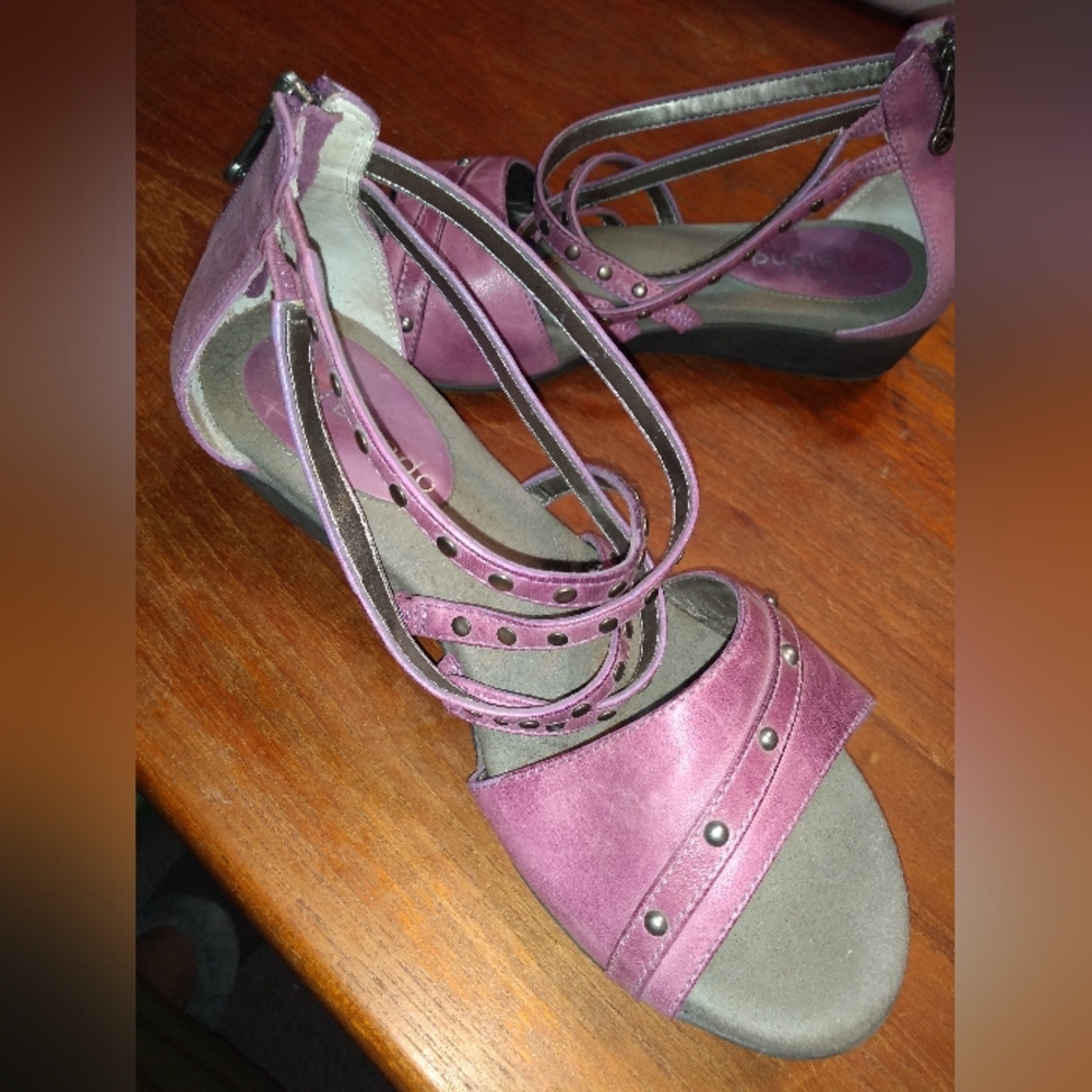 Blondo Purple Strappy Leather Sandals, Size 8W, Zippered Backs, Studded …